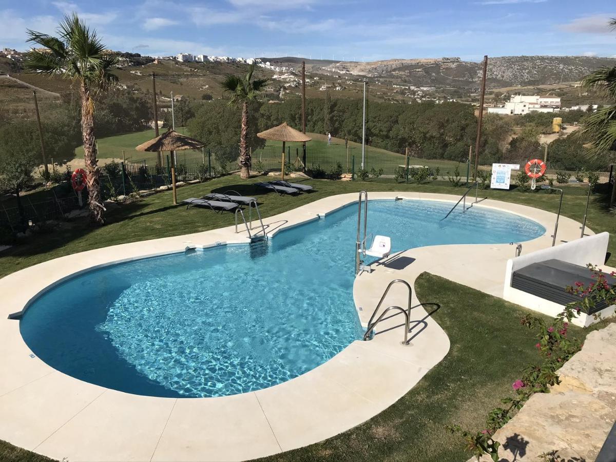 Seaside Serenity: 2-Bedroom Apartment with Pool and Garden San Luis de Sabinillas Exterior photo