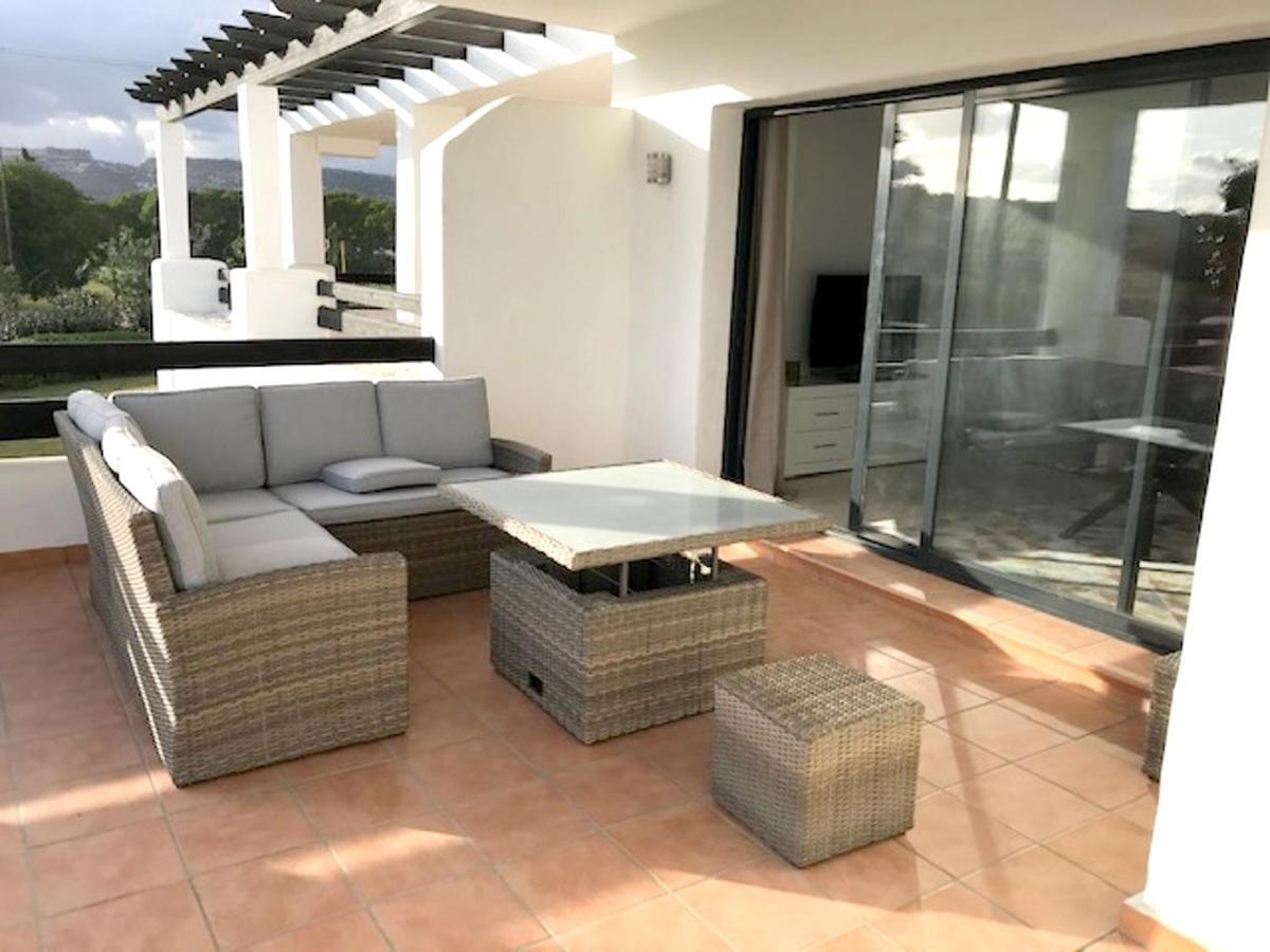 Seaside Serenity: 2-Bedroom Apartment with Pool and Garden San Luis de Sabinillas Exterior photo